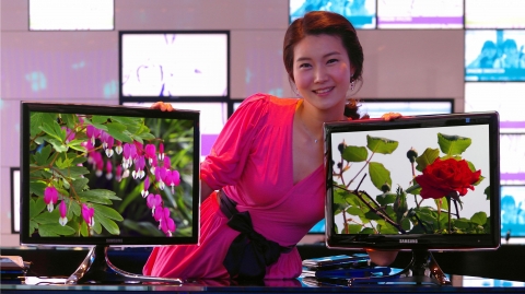 삼성전자 서초사옥 홍보관 딜라이트에서 삼성전자 홍보 도우미가 이번에 새로 출시한 LED 모니터 신제품 50 시리즈(사진 왼쪽)와 출시할 예정인 30 시리즈(사진 오른쪽)를 소개하고