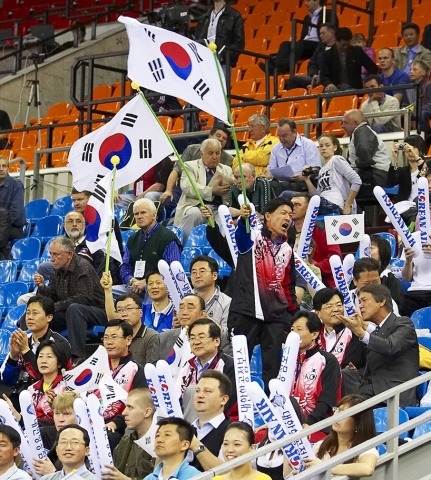 2010 세계탁구선수권대회 여자 단체전 경기에서 조양호 대한탁구협회장과 관계자들이 함께 응원을 하고 있는 모습