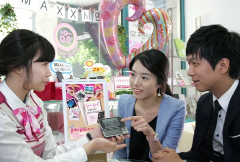 통합LG텔레콤(부회장 이상철 / new.lgtelecom.com)이 1일 휴대폰 토탈 케어 서비스인 ‘폰케어 플러스’를 출시한다. 사진은 고객들이 매장에서 ‘폰케어 플러스’에 가입