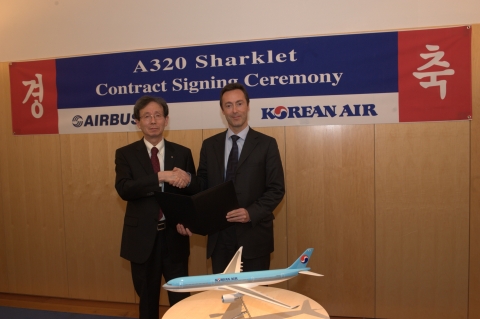대한항공과 에어버스사는 지난 28일 A320 시리즈 항공기의 연료절약형 날개구조물인 샤크렛 설계제작 계약을 체결했다. 조항진 대한항공 항공우주사업본부장(왼쪽)과 파브리스 브레지에 