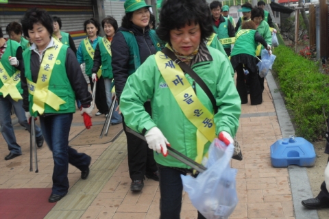 인천동구새마을회는  새마을지도자 60여명이 참여한 가운데  새마을대청소를 실시했다.