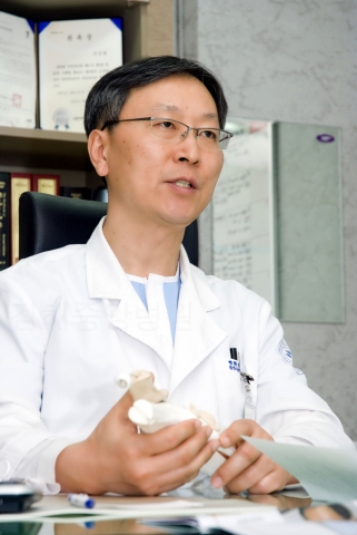 관절치환술을 설명하는 김상채원장