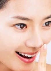 청순 메이크업의 포인트는 모공 하나 보이지 않는 도자기피부! 평소 철저한 모공 관리가 필수이다.