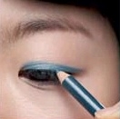 블루 컬러의 아이섀도우를 쌍꺼플 라인 안쪽으로 발라 눈을 감았을 때에만 보이도록 발라준다.