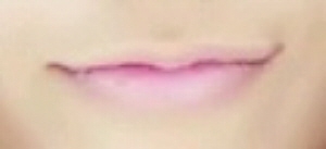 누디핑크 색상의 립스틱을 발라 아이메이크업에 포인트를 준다.