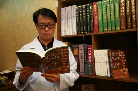 PCW한의원 박치완 원장은 산삼면역약침치료로 많은 암환자들을 치료해 왔다.