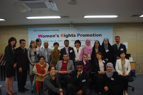 &#039;여성인권증진&#039;과정에 참가한 11개국 참가자들