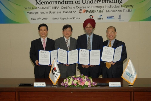 한-WIPO IP 파노라마 공동교육과정 관련 MOU가 5월 14일 한국발명진흥회 19층 간부회의실에서 체결되었다. 왼쪽부터 최종협 한국발명진흥회 부회장, 제대식 특허청 정보협력팀장