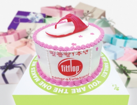 “핏플랍, 1주년기념 특별한 케익 쏜다”