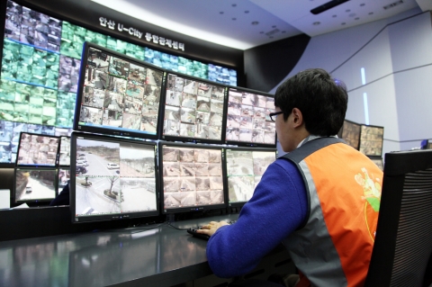 4월 13일 개소한 안산 U-City(유비쿼터스시티) 통합관제센터가 안산시 전역에 설치 된 CCTV 816대를 관제센터 상황실에서 36명의 안산시시설관리공단 모니터 요원과 경찰관이