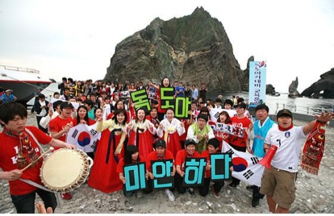 독도, 액운을 쫒는 한복으로 기모노를 몰아내다
