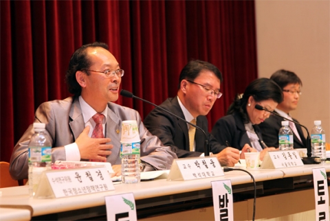한국청소년단체협의회가 지난 2009년 11월에 개최한 45회 청소년정책 연구세미나에서 백석대 박철웅 교수가 발표를 하고 있다