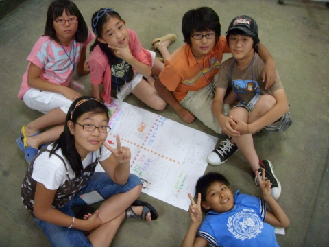 테마 세계사 캠프에서 역사신문 만들기 작업 중(출처:신명나는문화학교 )
