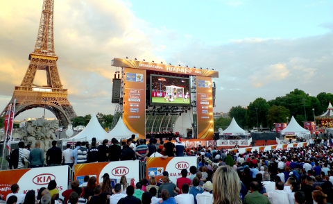 11일(현지시간) 프랑스 파리 에펠탑 앞 광장에서 열린 FIFA 팬 페스트(International FIFA Fan Fest) 행사 모습. 기아차는 이 행사에서 쏘울, 벤가, 씨드