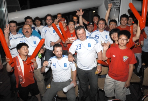 그리스 선주들과 STX조선해양 직원들의 한국-그리스전 응원