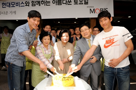 봉사활동에 참여한 현대모비스 전용덕 이사(인사실)와 농구단 선수들(우지원 左, 양동근 右), ‘아름다운 가게’ 관계자가 기념떡 커팅식을 진행하고 있다.