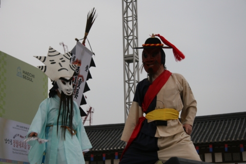 “남산골 한옥마을 단오 축제를 즐기세요”