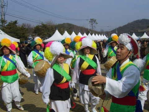 “남산골 한옥마을 단오 축제를 즐기세요”