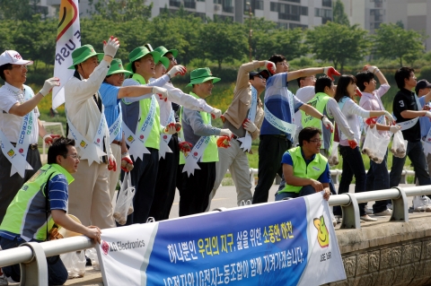 서울에서는 박준수 노조위원장과 CRO 김영기 부사장 등 노경대표가 참여한 가운데 안양천 근처에서 행사가 열렸다. 임직원들이 광합성 세균, 유산균, 효모균 등 오염물질을 없애는 미생