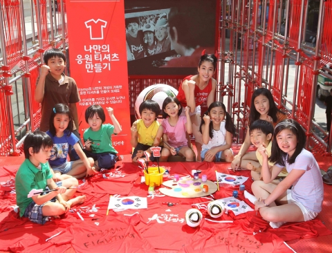 SK텔레콤은 6일 대한민국 축구의 신 명소 <T스타디움>에서 시민들과 함께 대한민국의 16강 진출을 기원하기 위해 티셔츠에 응원메시지를 적는 ‘나만의 응원 티셔츠 만들기
