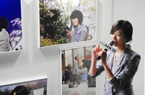 삼성전자 카메라 모델 한효주가 '삼성 NX10 Creative Photo Gallery' 행사에 참가하여 전시된 사진들에 대해 소개하고 있다.
