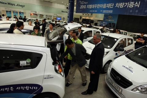 GM DAEWOO는 1일 인천시 부평 본사 홍보관에서 임직원들이 사회복지법인 지엠대우한마음재단에 매월 기부한 후원금으로 마련한 경차 35대를 전국 사회복지기관에 전달했다. 사진은 