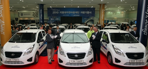 GM DAEWOO가 1일 인천시 부평 본사 홍보관에서 홍보 및 대외정책부문 제이 쿠니(Jay Cooney) 부사장(사진 앞 오른쪽)을 비롯, 사회복지기관 평화 3000 박창일 신부