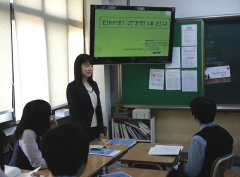 SK브로드밴드는 전국 10개 중학교에서 인터넷중독 예방을 위한 ‘해피인터넷 멘토링’ 활동을 전개하고 있다. SK브로드밴드, 한국정보화진흥원 직원들이 서울 신도봉중학교에서 청소년을 