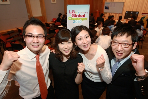 3일 여의도 LG트윈타워에서 개최된 「LG글로벌챌린저」 면접심사에 참가한 대학생들이 화이팅을 외치고 있는 모습
