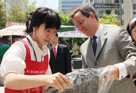 3일 외환은행 본점 KEB프라자에서 진행된 ‘제4회 KEB 직원과 함께 하는 사랑의 자선 바자회’에서 외환은행 나눔재단이 아름다운 가게로부터 바자회 진행과 자원봉사 등에 대해 감사