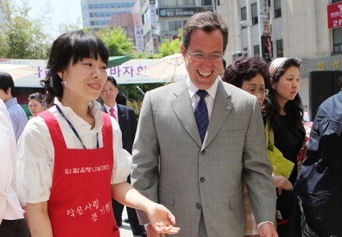 3일 외환은행 본점 KEB프라자에서 진행된 ‘제4회 KEB 직원과 함께 하는 사랑의 자선 바자회’에서 외환은행 나눔재단 리처드웨커 이사장(오른쪽)이 바자회 물품을 둘러보고 있다