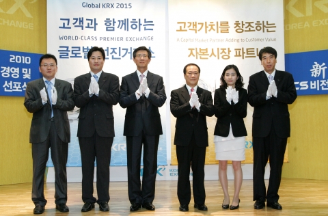 한국거래소(KRX/이사장 김봉수)는 2010.6.4(금) 전 임직원이 참석한 가운데 글로벌 선진거래소로서의 새출발을 선언하는 KRX 新경영 및 CS비전 선포식을 개최하였다.
