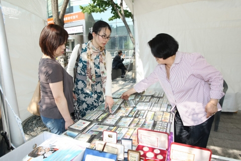 4일 명동 포스트타워 앞 열린 마당에서 열린 우표문화장터에서 일본인 관광객들이 전시대에 있는 우표에 대해 물어보고 있다.
