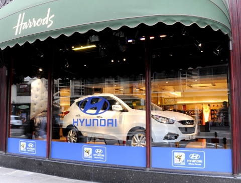 현대자동차(회장 정몽구)는 영국 소재 세계 최고급 백화점인 ‘해롯(Harrods) 백화점’에서 현지시간으로 6일(日)부터 일주일 동안 ‘투싼ix’(현지명 ix35)를 전시한다.