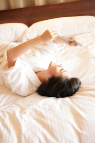 인터컨티넨탈 호텔 서울에서 선보이는 '나의 여름 이야기' 패키지 이용 고객이 호텔에서 제공하는 경품 당첨을 즐거워 하고 있다. 호텔은 오는 9월까지 패키지 이용 