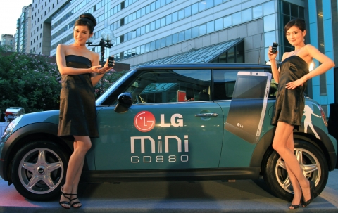 LG ‘미니’휴대폰, ‘미니 쿠퍼’와 만났다
