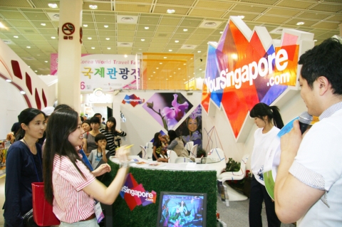 지난 6일 서울 삼성동 코엑스(COEX)에서 열린 ‘한국국제관광전’ 행사장 내 싱가포르관광청 전시관에서 관계자들이 싱가포르 퀴즈이벤트를 진행하고 있다.
