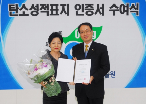 7일 불광동 한국환경산업기술원에서 열린 탄소표지 인증서 수여식에서 한현미 아시아나항공 환경/고객담당 상무(왼쪽)가 박재성 한국환경산업기술원 환경경영본부장(오른쪽)으로부터 인증서를 