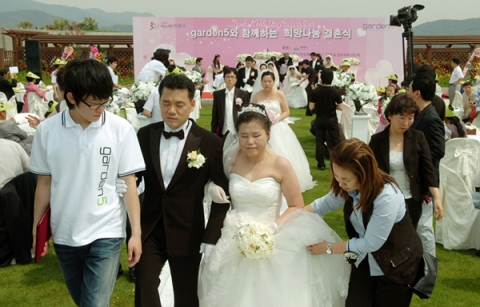 동남권유통단지 가든파이브 옥상정원에서 열린 희망나눔 합동결혼식
