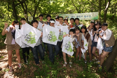 8일 경기도 광주시 태화산 학술림에서 개최된 청소년 생명의 숲교실」에 참여한 서울시 당산중학교 학생들이 LG상록재단 남상건 부사장(왼쪽 다섯번째)과 함께 기념촬영을 하고 있는 모습