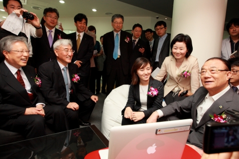 9일(수) 개관식을 가진  서초구 우면동 ‘KT 에코노베이션 제1센터(Econovation Center)’에서  KT 이석채 회장과 최시중 방통위 위원장 등 관계자들이 내부를 둘러보고 함께 이야기를 나누고 있다.(왼쪽부터 KT 이석채 회장, ETRI 김흥남 원장, 앱개발자 김태양, KISA 김희정 원장, 방통위 최시중위원장)