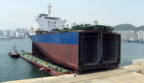 대한통운이 2만5천톤급 석유화학운반선 선박블록을 육상과 해상에 걸쳐 운송하는데 성공했다. 멀티모듈트레일러를 이용해 바지선에 선적 중인 무게 5천여 톤의 선미블록