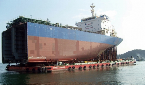대한통운이 2만5천톤급 석유화학운반선 선박블록을 육상과 해상에 걸쳐 운송하는데 성공했다. 바지선에 실려 해상운송 중인 무게 5천여 톤의 선미블록