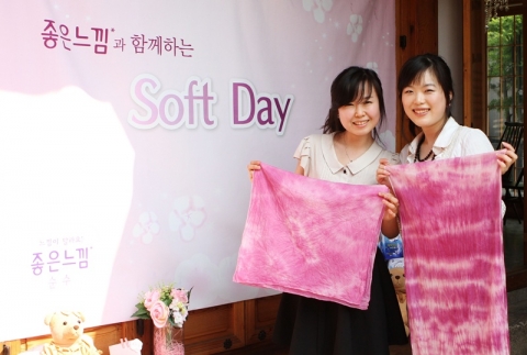 유한킴벌리 좋은느낌 ‘Soft Day 천연염색 클래스’ 참가자들이 부드러운 순면을 이용해 직접 만든 천연염색 스카프를 들고 기념촬영을 하고 있다.