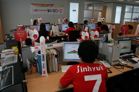 “사무실은 이미 붉은 물결 가득한 월드컵 경기장”