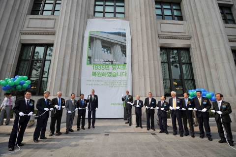 한국스탠다드차타드금융지주는 제일건물의 성공적인 복원을 축하하고자, 오늘 오전 고객들과 함께 복원기념 행사를 진행했다. 이 기념식 행사에는 리차드 힐 한국스탠다드차타드금융지주 CEO 겸 SC제일은행 은행장을 비롯, 팀 밀러 한국스탠다드차타드 금융지주 의장, 류시열 옛 제일은행장 등 국내외 임원진이 참석했다, 또한, 제일건물이 완공된 해인 1935년생 고객, SC제일은행의 최연소 고객, 최장수 거래고객 및 SC제일은행 직원 50여명이 참석해, 역사적인 현장을 함께 축하했다.