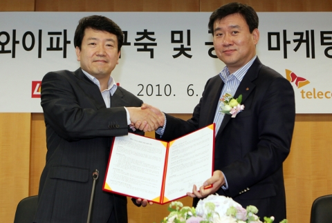 14일 오전 11시 SK텔레콤 을지로 본사에서 SK텔레콤 이순건 마케팅전략본부장(사진 왼쪽)과 (주)롯데리아 최병규 총괄부문장이 ‘T 와이파이 존’ 구축을 위한 공식적인 제휴 계약