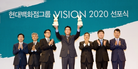 현대백화점그룹 창립 39주년을 맞아 지난 15일 코엑스에서 열린 비전 선포식에서 두 마리 토끼를 잡자는 그룹 임직원들의 환호에 답하고 있는 정지선 회장(사진 중앙) 왼쪽부터 오흥용