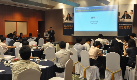SAP 코리아는 15일 코엑스 인터컨티넨탈 호텔에서 ‘에너지화학산업을 위한 차세대 경영계획 및 예측 솔루션 포럼’을 개최하고 예측경영 방안을 제시했다. 환영사를 하고 있는 SAP