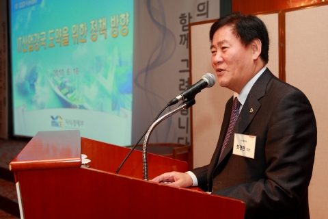 16일 오전 코엑스인터콘티넨탈호텔에서 열린 IT CEO 포럼 제5차 조찬세미나에서 최경환 지식경제부 장관이 IT산업강국 도약을 위한 정책방향에 대해 강연하고 있다.